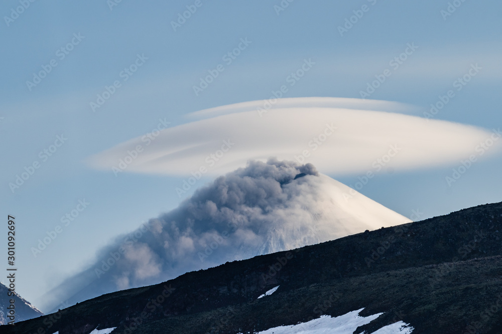 美丽的火山景观：Klyuchevskaya Sopka火山