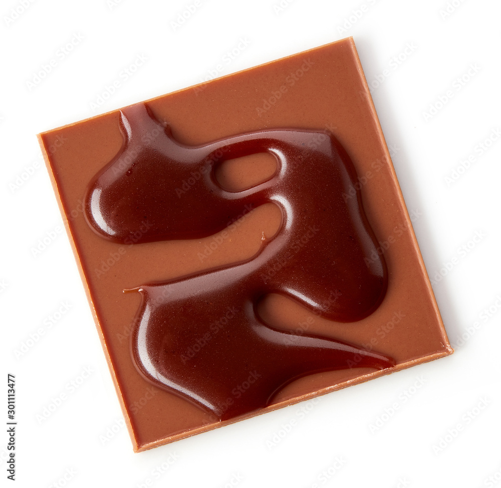 用融化的巧克力装饰的巧克力方块