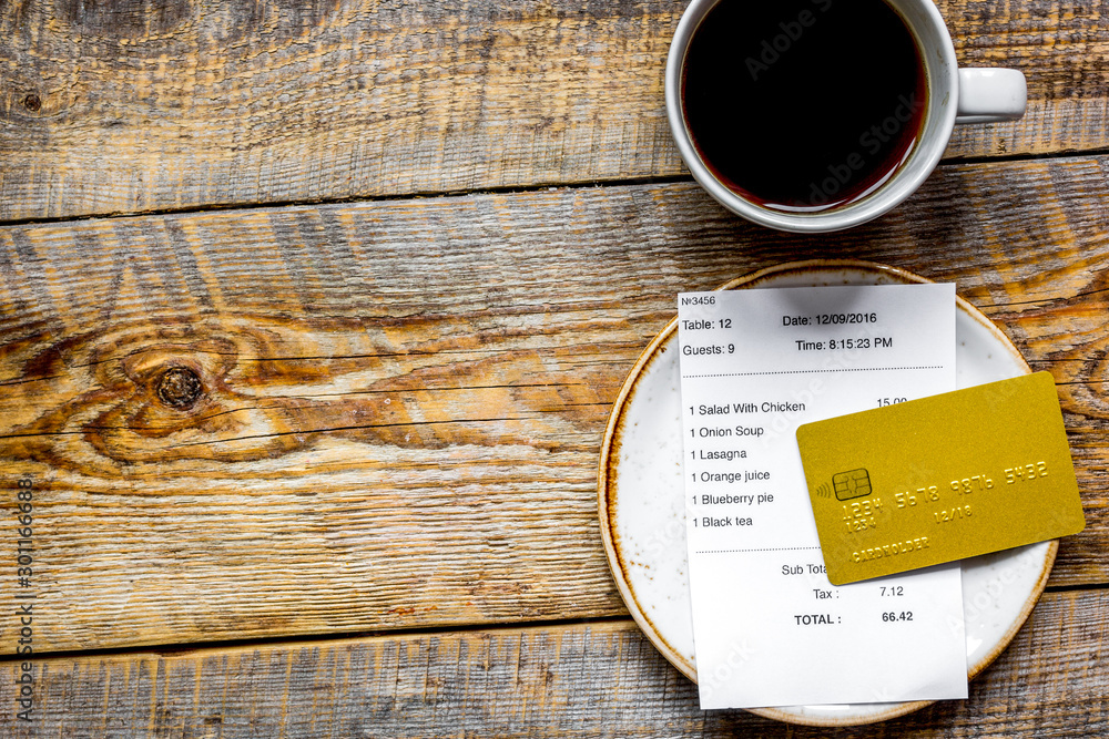 用信用卡支付木桌背景俯视模型上咖啡的餐厅账单