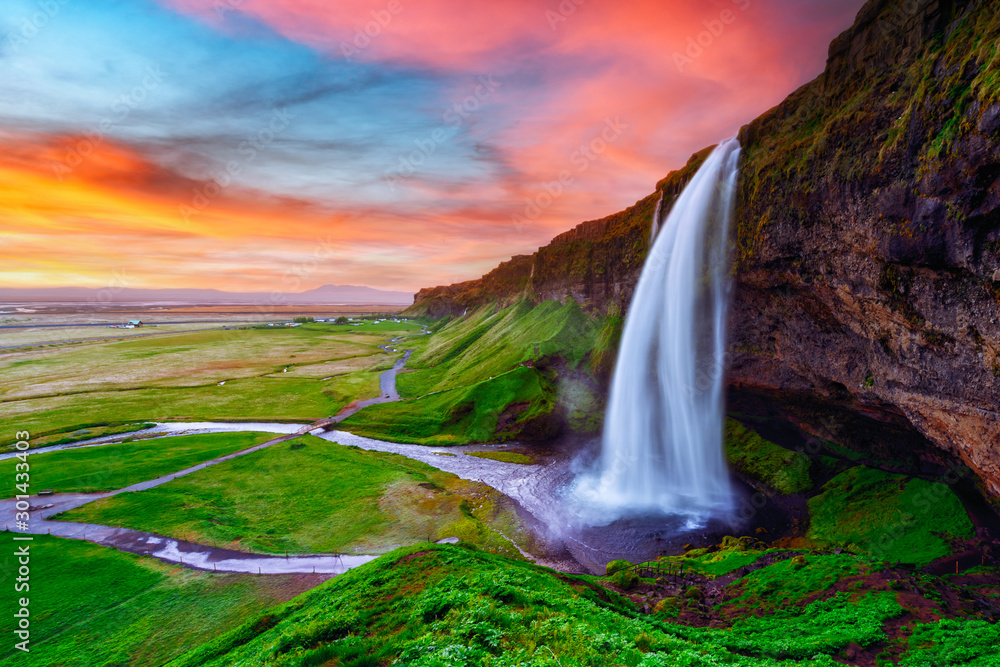 日出于欧洲冰岛塞雅兰萨河上的塞雅兰福斯瀑布。从内部看，景色令人惊叹。
