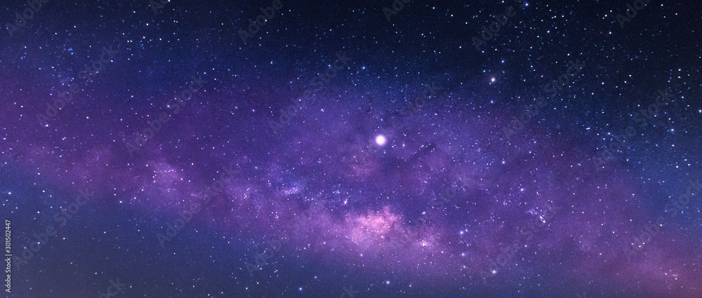 全景蓝色夜空，银河系和黑暗背景下的恒星。宇宙充满，星云和星系智慧