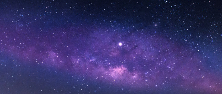 全景蓝色夜空，银河系和黑暗背景下的恒星。宇宙充满，星云和星系智慧