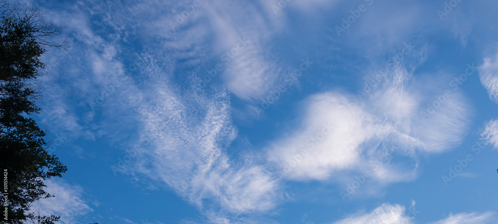 令人惊叹的蓝天，柔和的云朵，作为背景，作为广告信息。