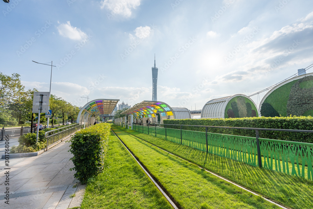 广州珠江新城金融中心轨道草覆盖的广州市有轨电车站