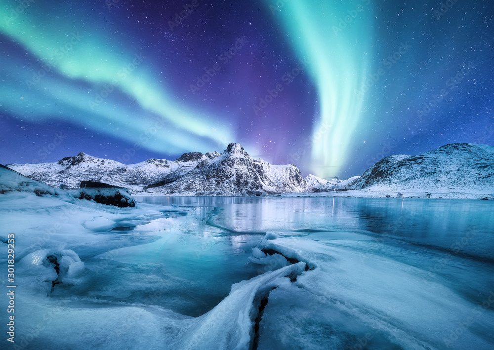 北极光，罗弗敦群岛，挪威。北极光，山脉和冰冻的海洋。冬季景观