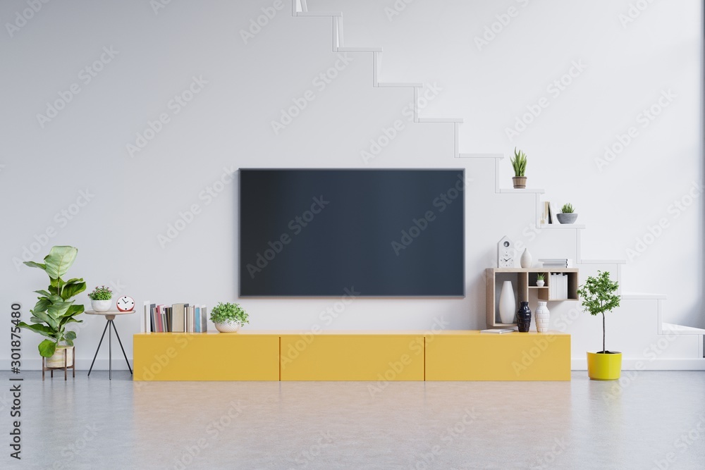 黄色橱柜上的电视或在现代客厅里放置物品，白色橱柜上有灯、桌子、花草