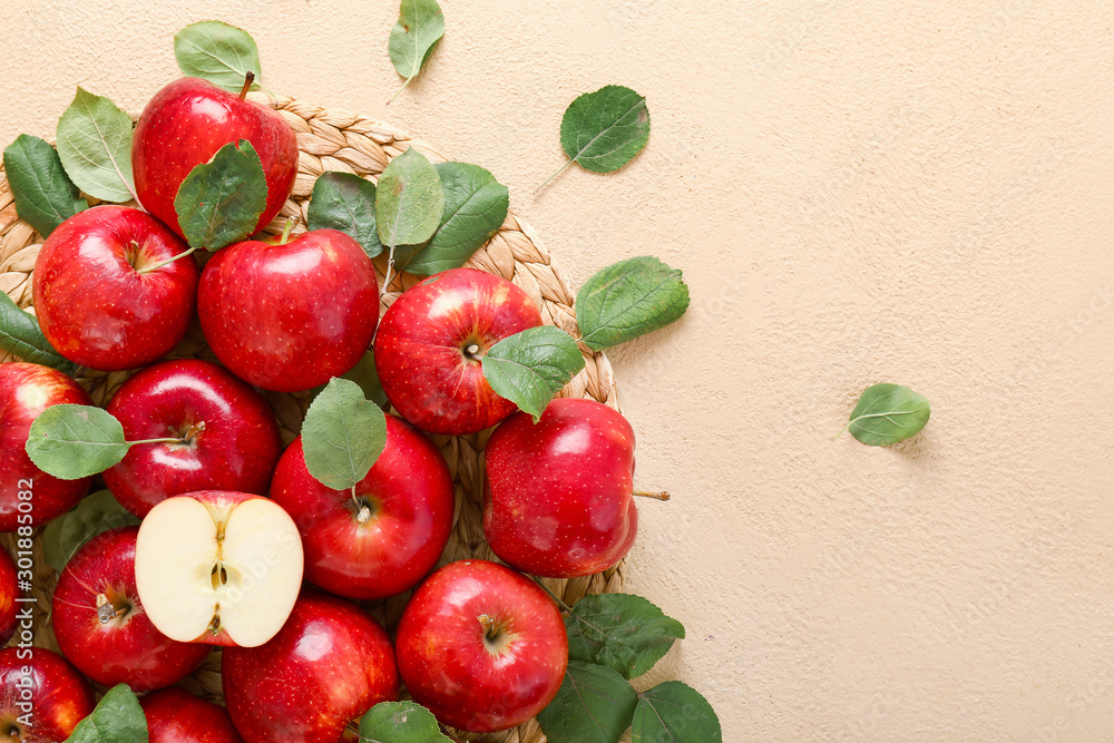 彩色背景上的新鲜成熟苹果