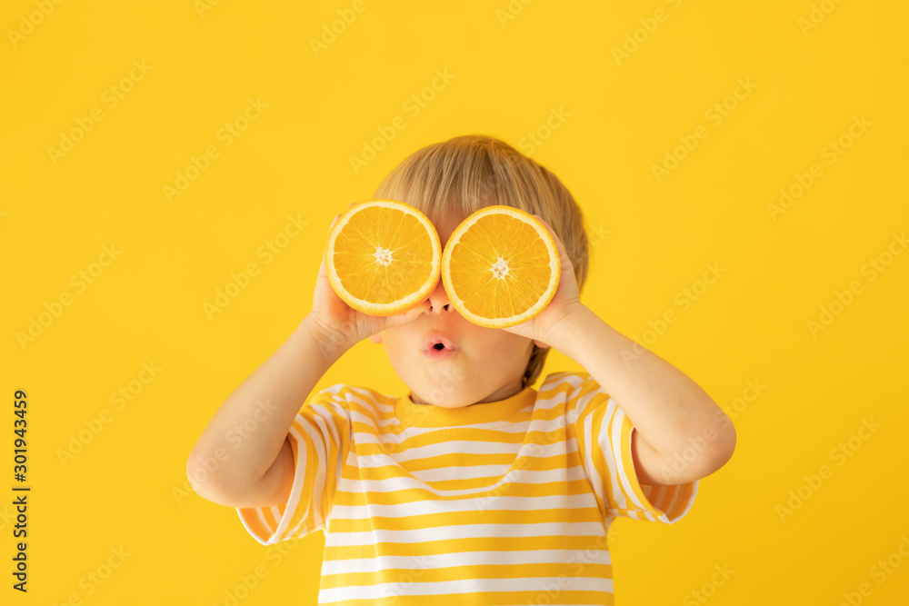 抱着橘子的快乐孩子