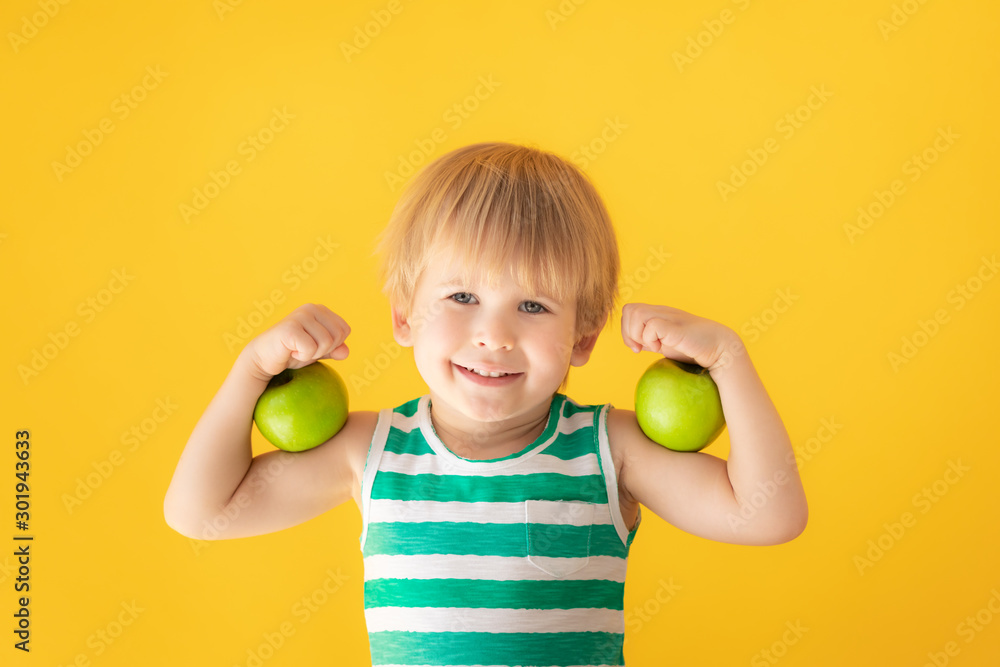 快乐的孩子展示肌肉