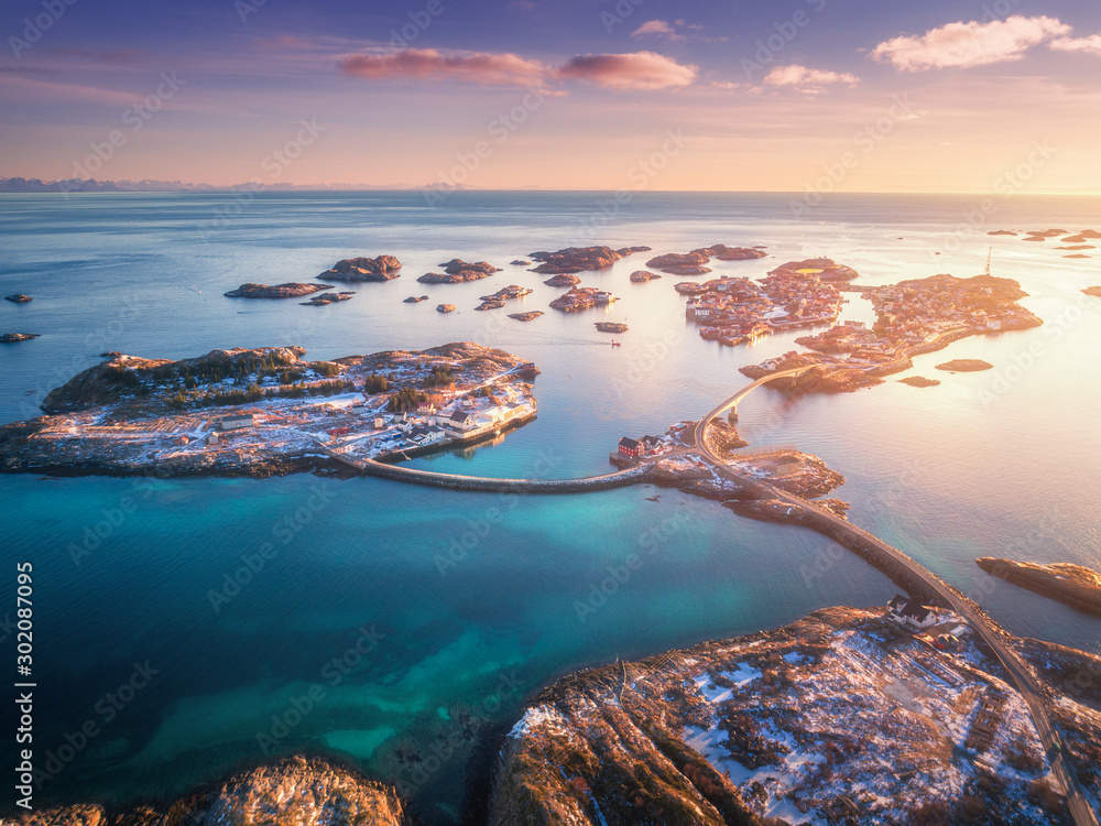 小岛、海上桥梁和雪山的鸟瞰图。挪威罗弗敦。Henningsvaer