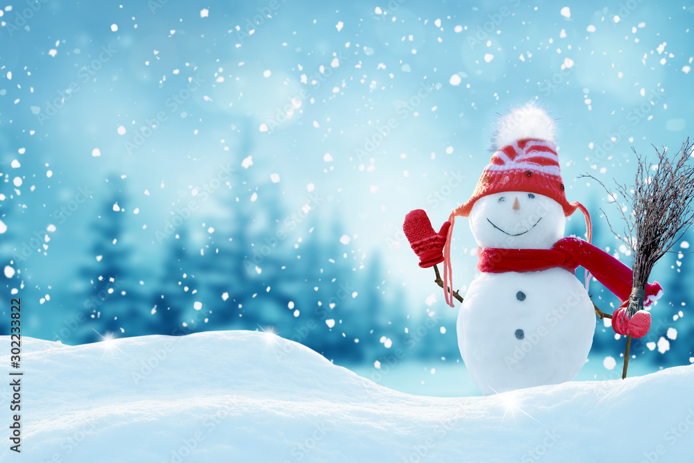 快乐的雪人站在圣诞景观中。雪的背景。冬天的童话。圣诞快乐