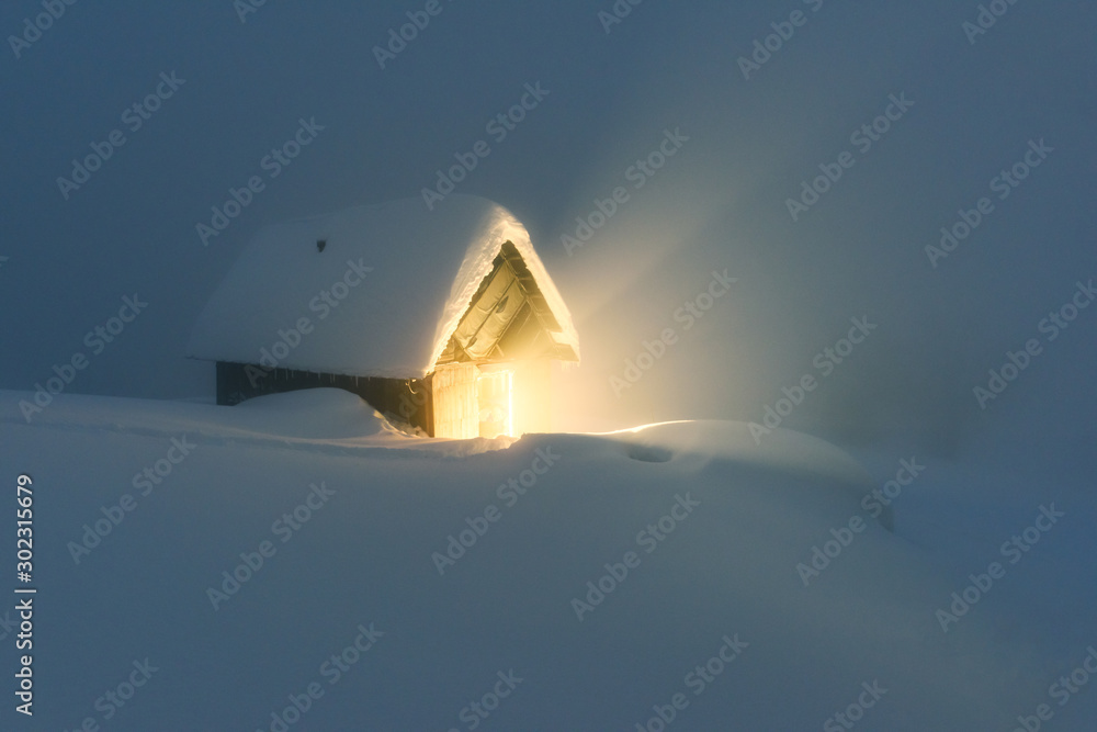 雪山木屋的奇妙冬季景观。圣诞节假期概念