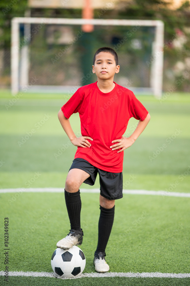 男孩在足球练习场上踢足球