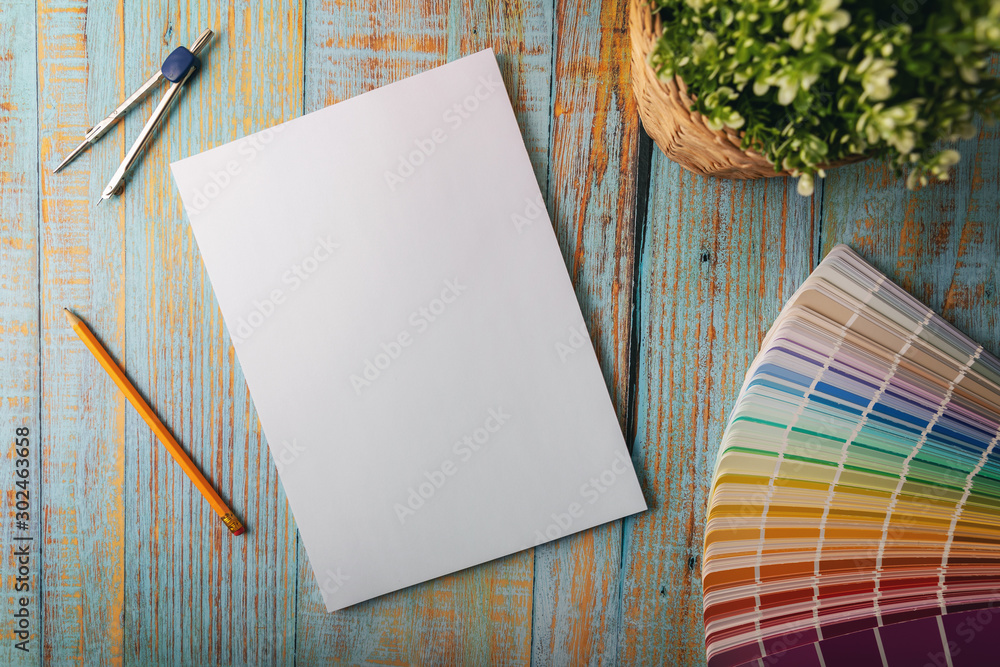 设计实物模型-带色样的空白笔记本。俯视图