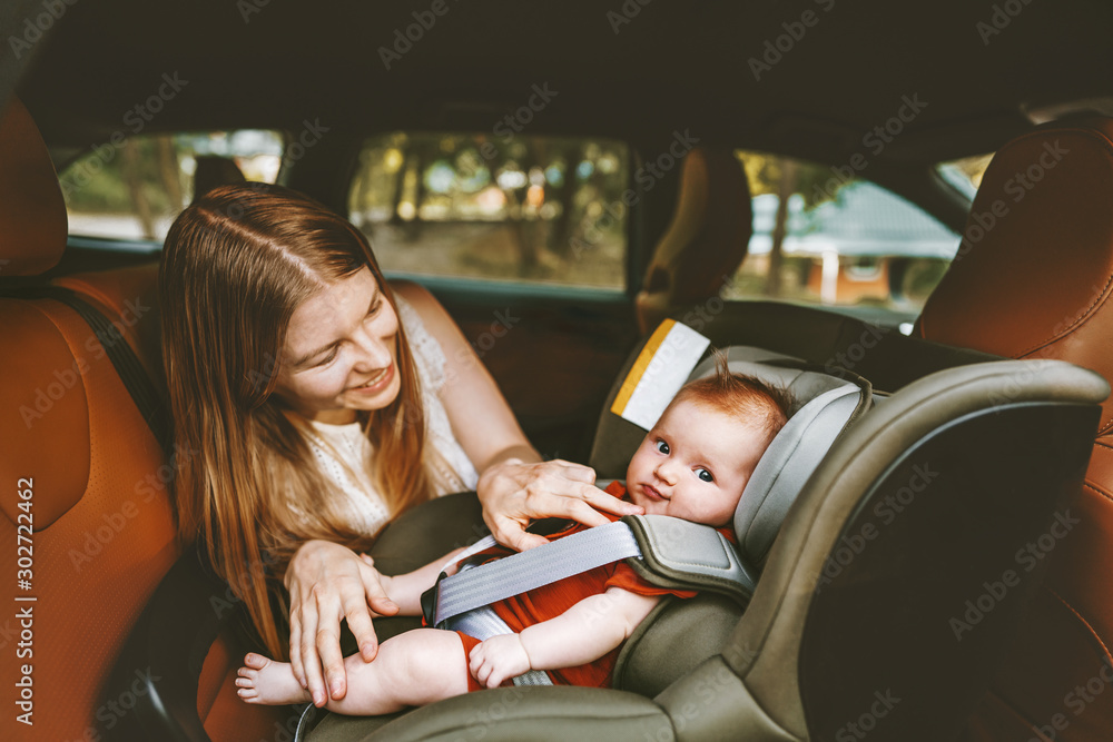 母亲和婴儿在车里的家庭生活方式孩子坐在安全的汽车座椅上度假儿童交通工具