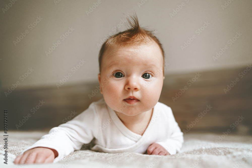 可爱的婴儿在卧室里爬行可爱的孩子肖像家庭生活方式3个月大的孩子亲密-