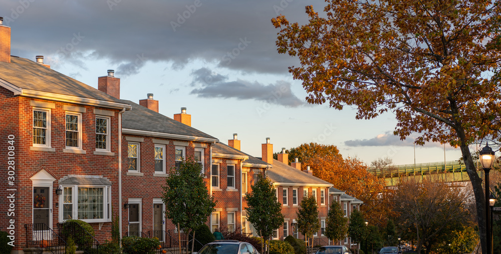 日落时分的老式砖砌联排别墅屋顶，马萨诸塞州波士顿
