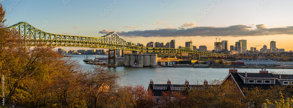 马萨诸塞州波士顿神秘河上莫里斯·J·托宾纪念桥上的波士顿天际线