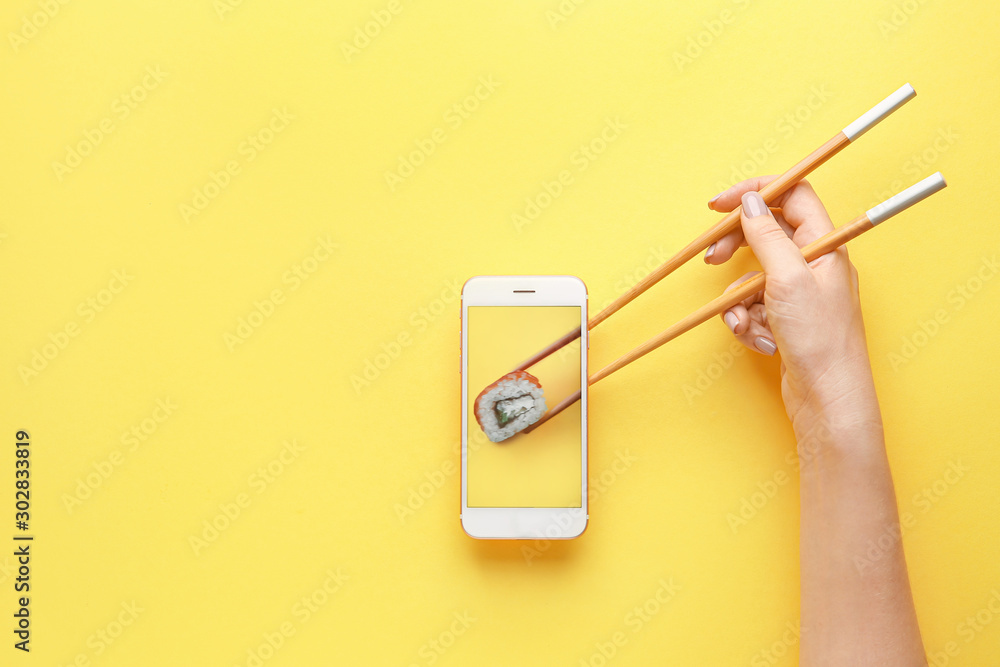 女性手持筷子和手机，屏幕上有美味的寿司卷，背景是彩色的