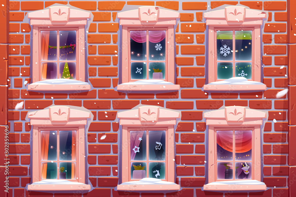带有圣诞和新年装饰的房子或城堡的窗户，带有平开窗的砖墙立面