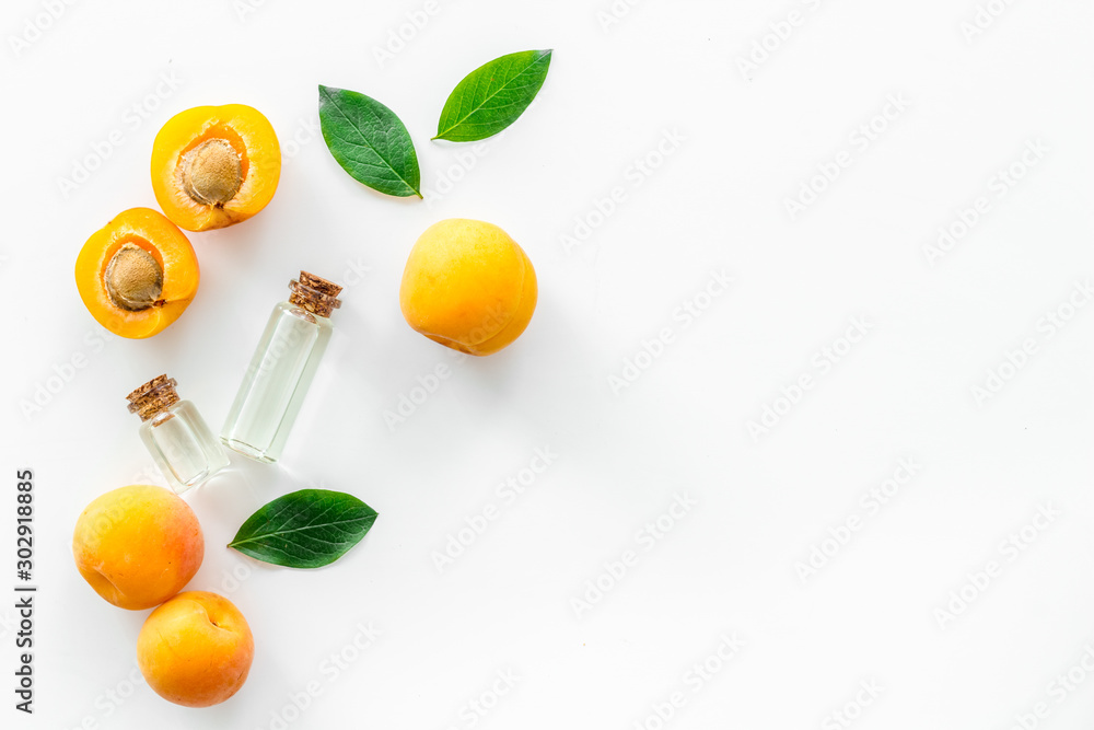 水果香气油。白色背景上的杏子油俯视图框架空间用于文本