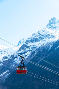 滑雪缆车在冬季的雪季。蓝色的天空和山脉的背景。