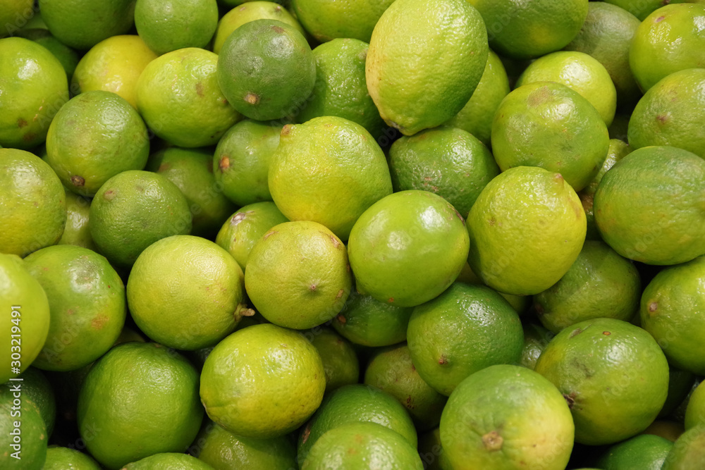 市场摊位上展示的有机Limes的全画幅特写