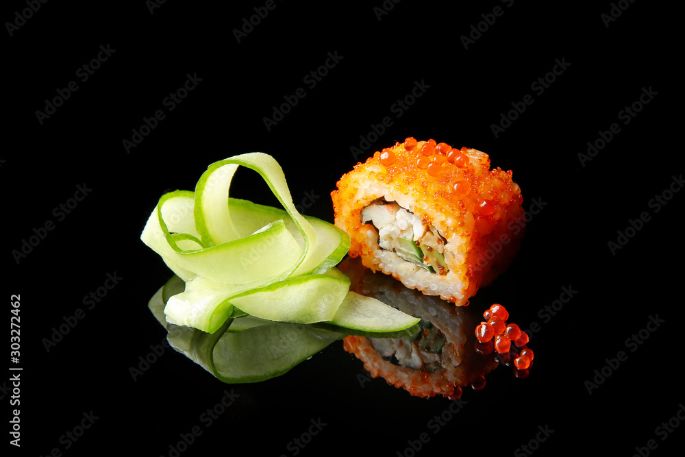 深色背景下美味的寿司卷和黄瓜