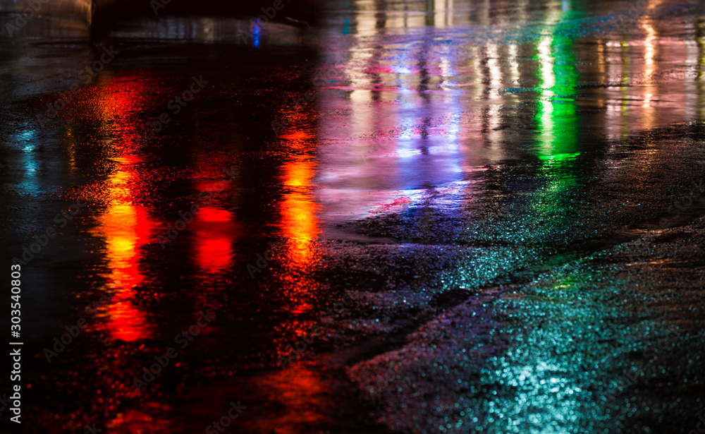 雨后街道，潮湿道路上有反光