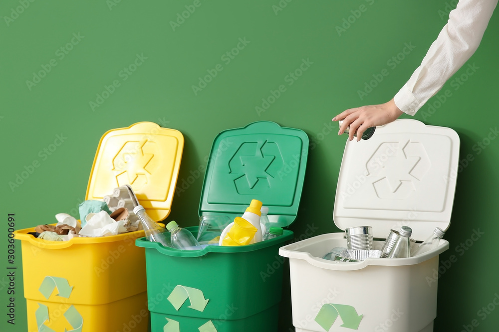 妇女将垃圾扔进容器。回收概念