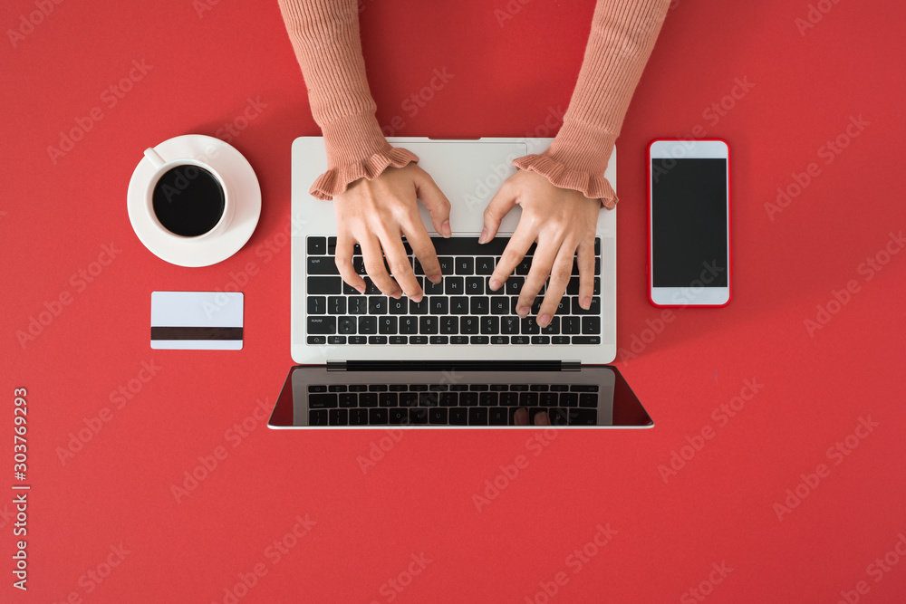 女子在笔记本电脑上使用信用卡的头顶镜头。复制空间