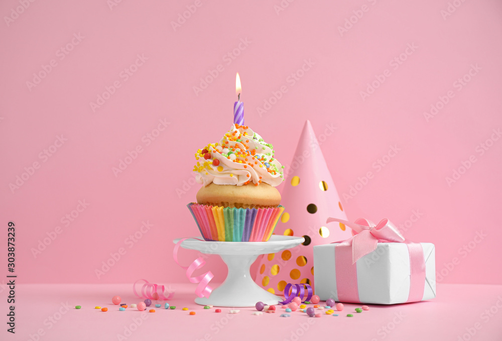 粉色背景的生日纸杯蛋糕作文