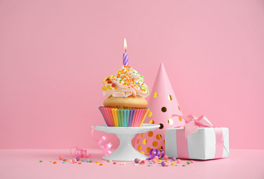 构图与生日纸杯蛋糕的粉红色背景