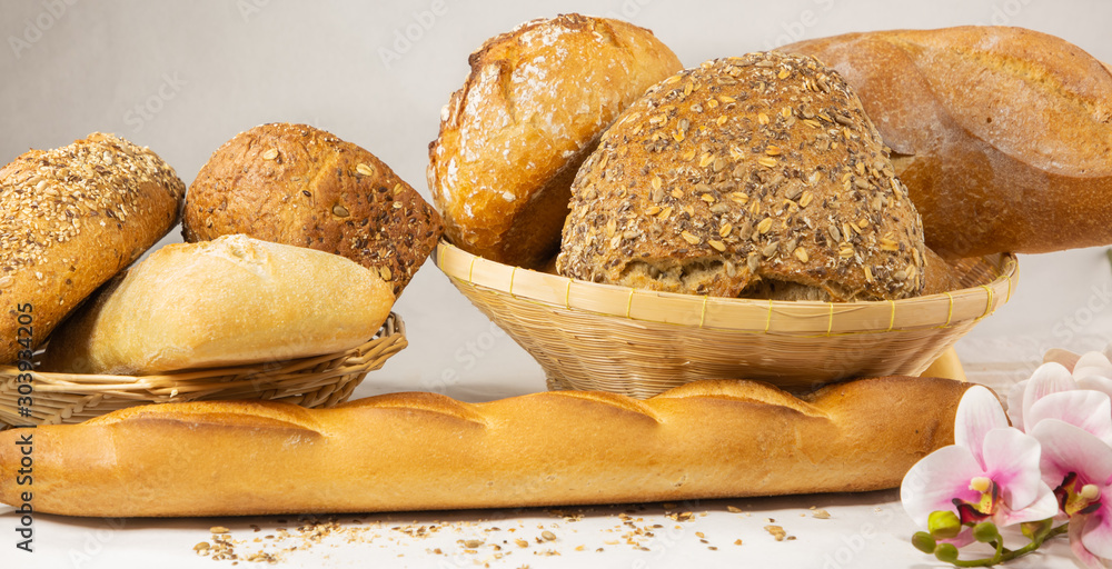 新鲜自制普通面包和面包谷物饮食，用天然面粉制成健康食品，对每个人都有好处