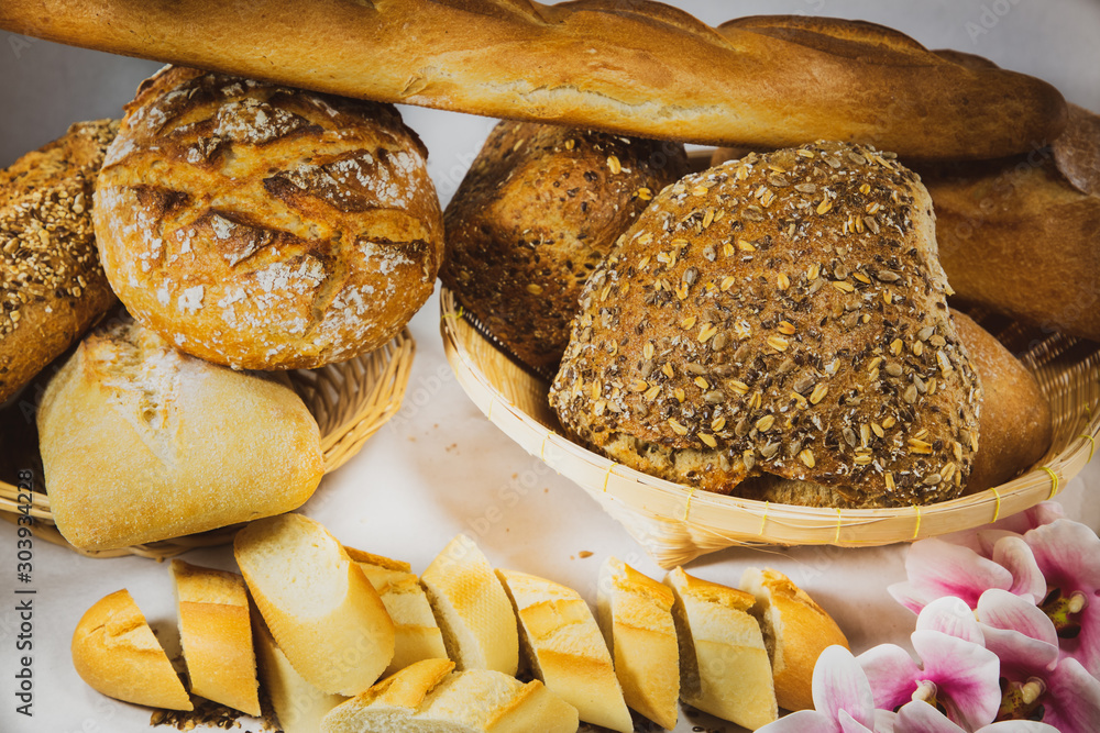 新鲜自制素面包和面包谷物饮食，用天然面粉制成健康食品，对每个人都有好处