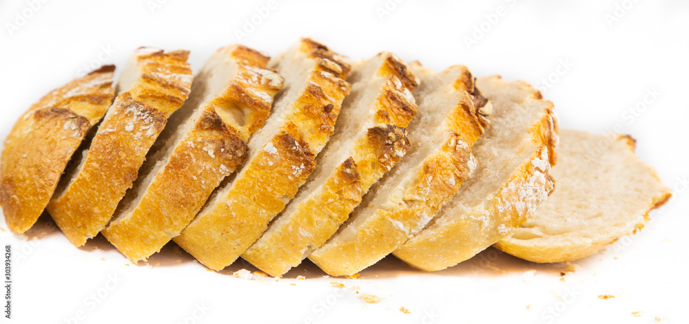 新鲜的天然面粉自制面包食品，适合每个人在白底上吃早餐。