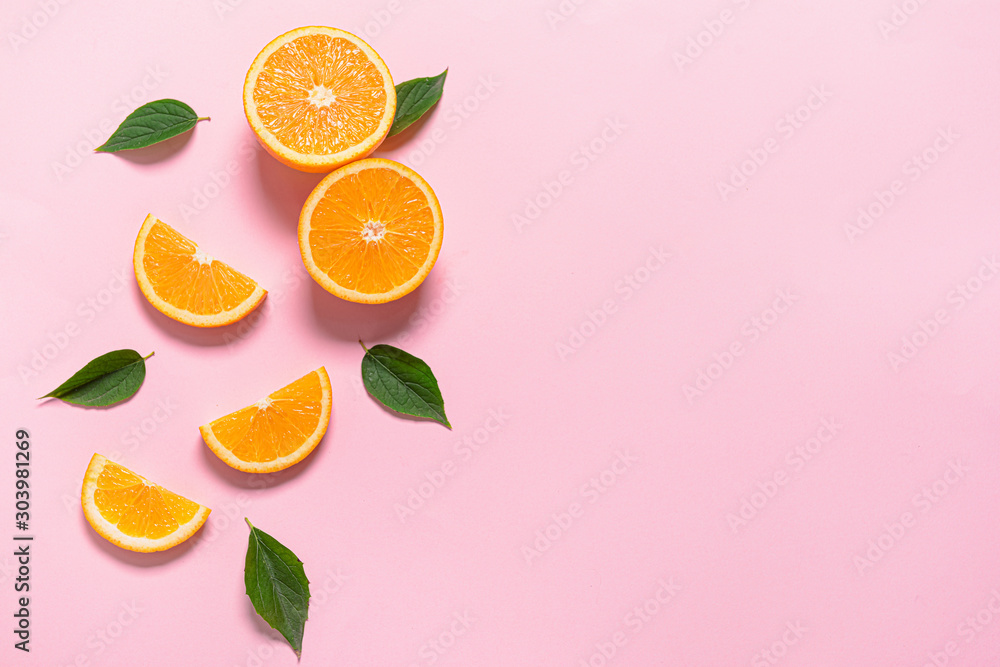 彩色背景上的新鲜橙色单品