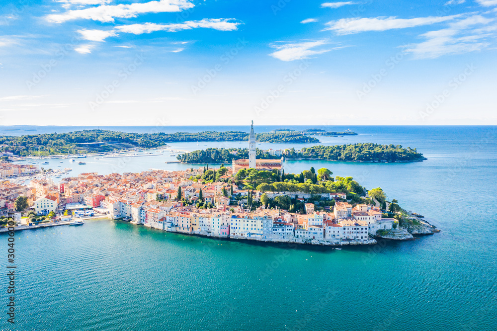 克罗地亚，伊斯特里亚美丽的蓝色亚得里亚海海岸全景，罗文杰老城的鸟瞰图