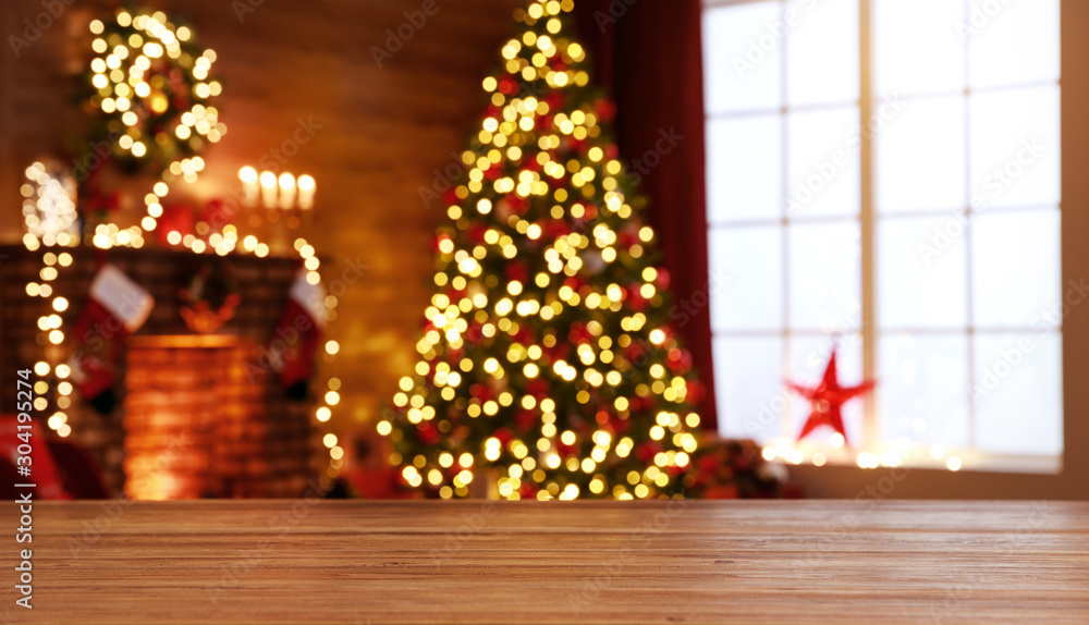 室内圣诞。魔法发光的树，壁炉，礼物。