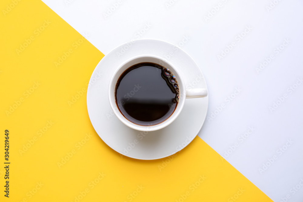 一杯彩色背景的热咖啡