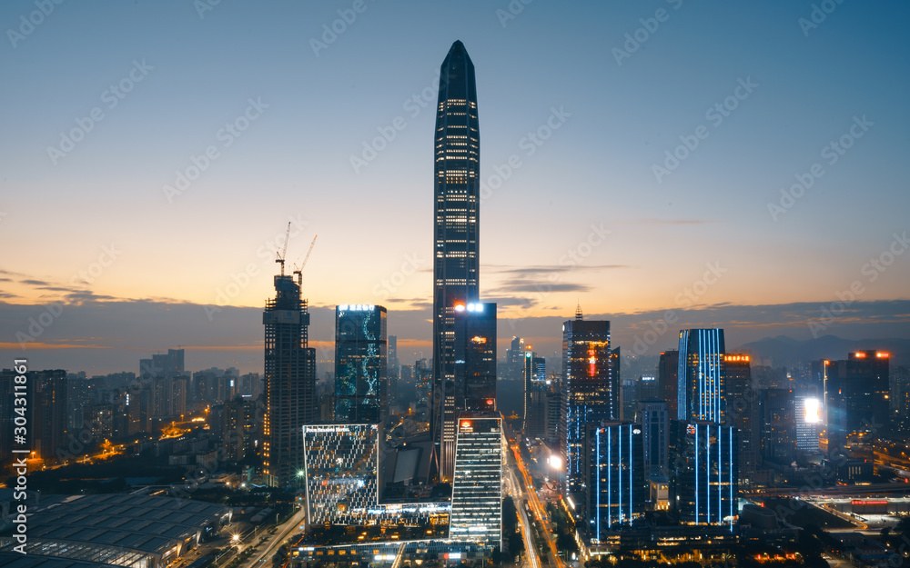 中国广东省深圳金融区美丽的广角夜景。金融公司