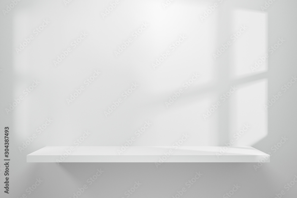 白色餐桌陈列柜上的空架子的正视图，墙壁背景为自然采光。Dis