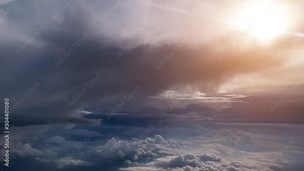 蓝天下，从飞机窗户俯瞰云层，令人惊叹。从飞机风中俯瞰