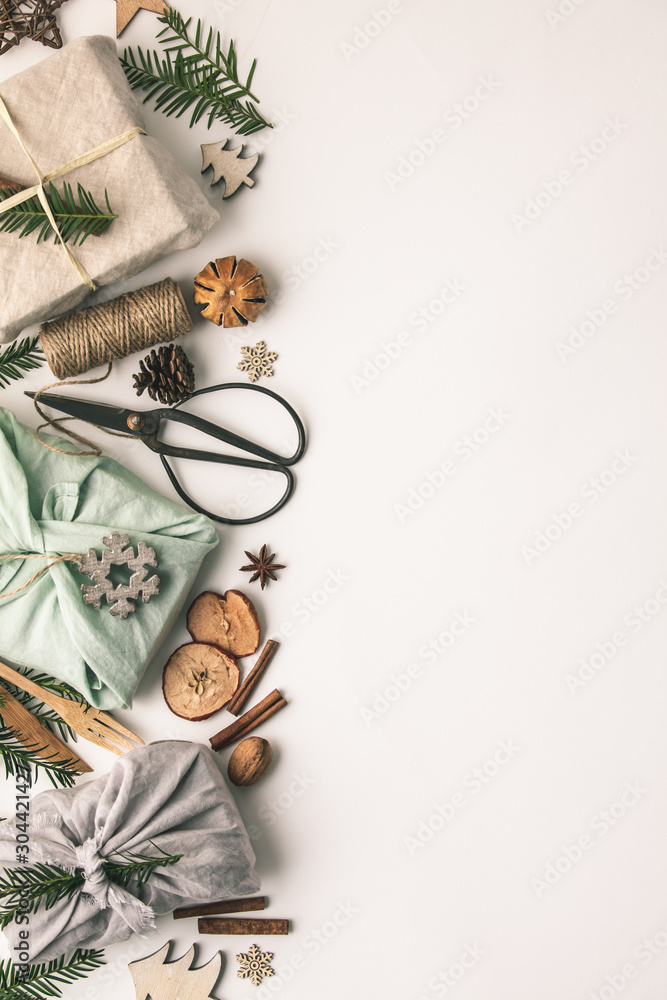 织物包裹的礼物和木制圣诞装饰品