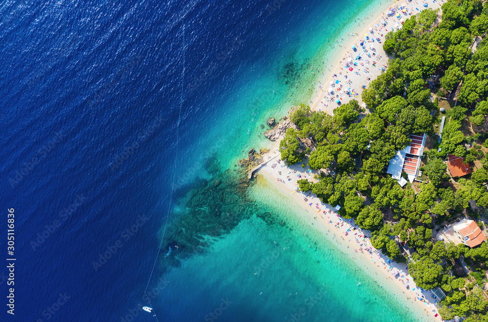 克罗地亚。从空中俯瞰海滩和蔚蓝的大海。度假和冒险。海滩和草皮