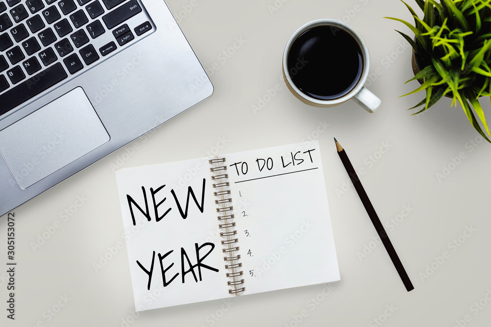 2020年新年决心目标清单-带手写笔记本的商务办公桌