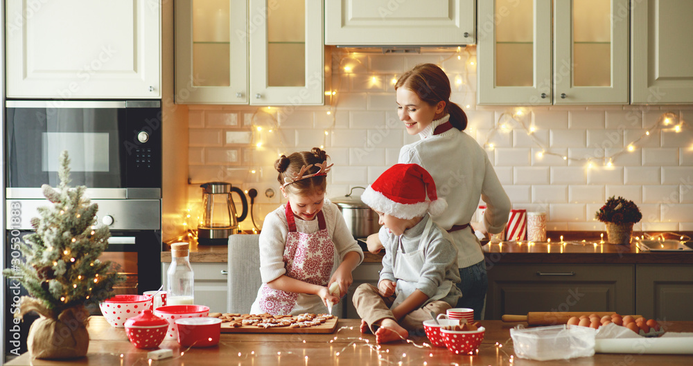 幸福的家庭母亲和孩子烤圣诞饼干