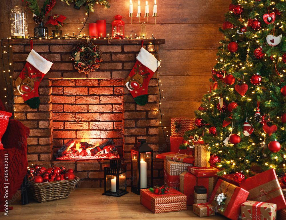 室内圣诞。魔法发光的树，壁炉，黑暗中的礼物。