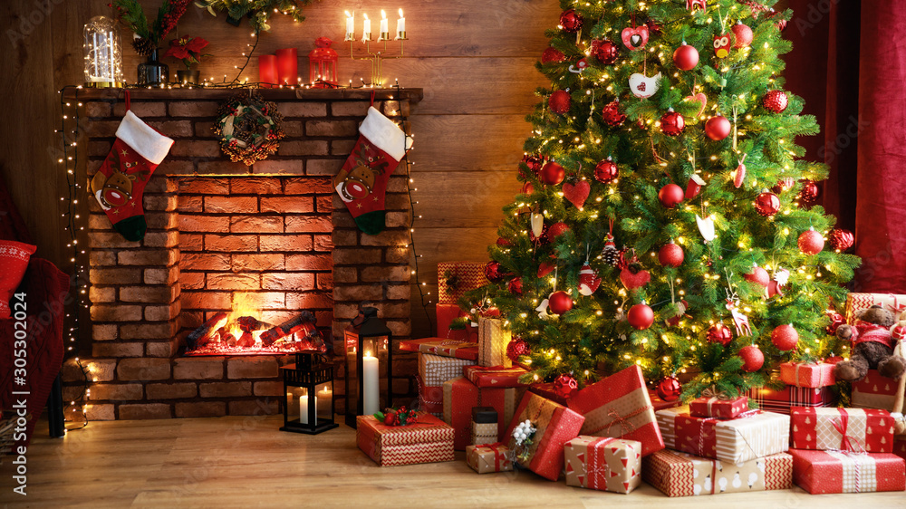 室内圣诞。神奇的发光树，壁炉，黑暗中的礼物。