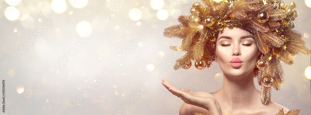 模糊柔和背景下金色云杉花环发型的圣诞女人。美丽的圣诞节